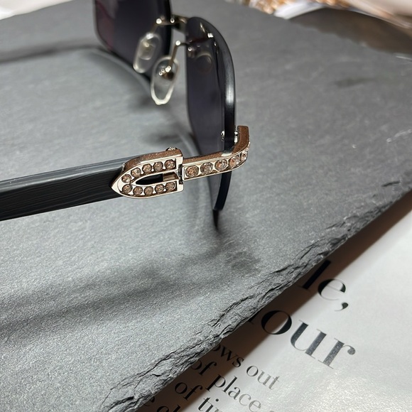 Chic minimalist style sunglasses - Picture 2 of 4